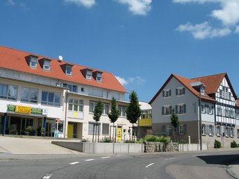 Dorfplatz mit Rathaus
